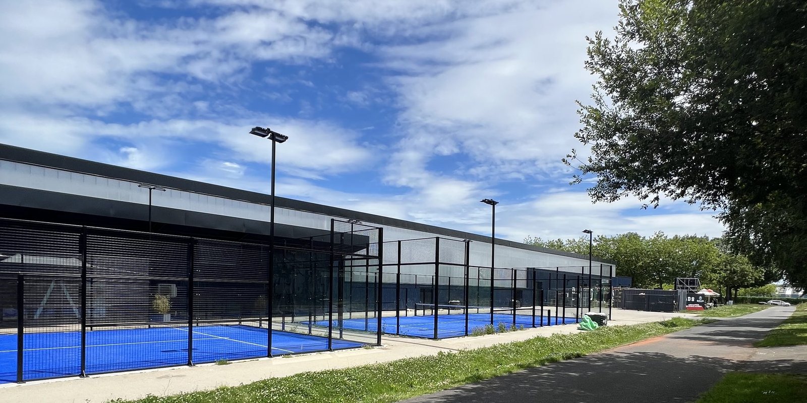 Les trois terrains de padel extérieurs livrés à Saint-Brieuc, alignés le long du bâtiment