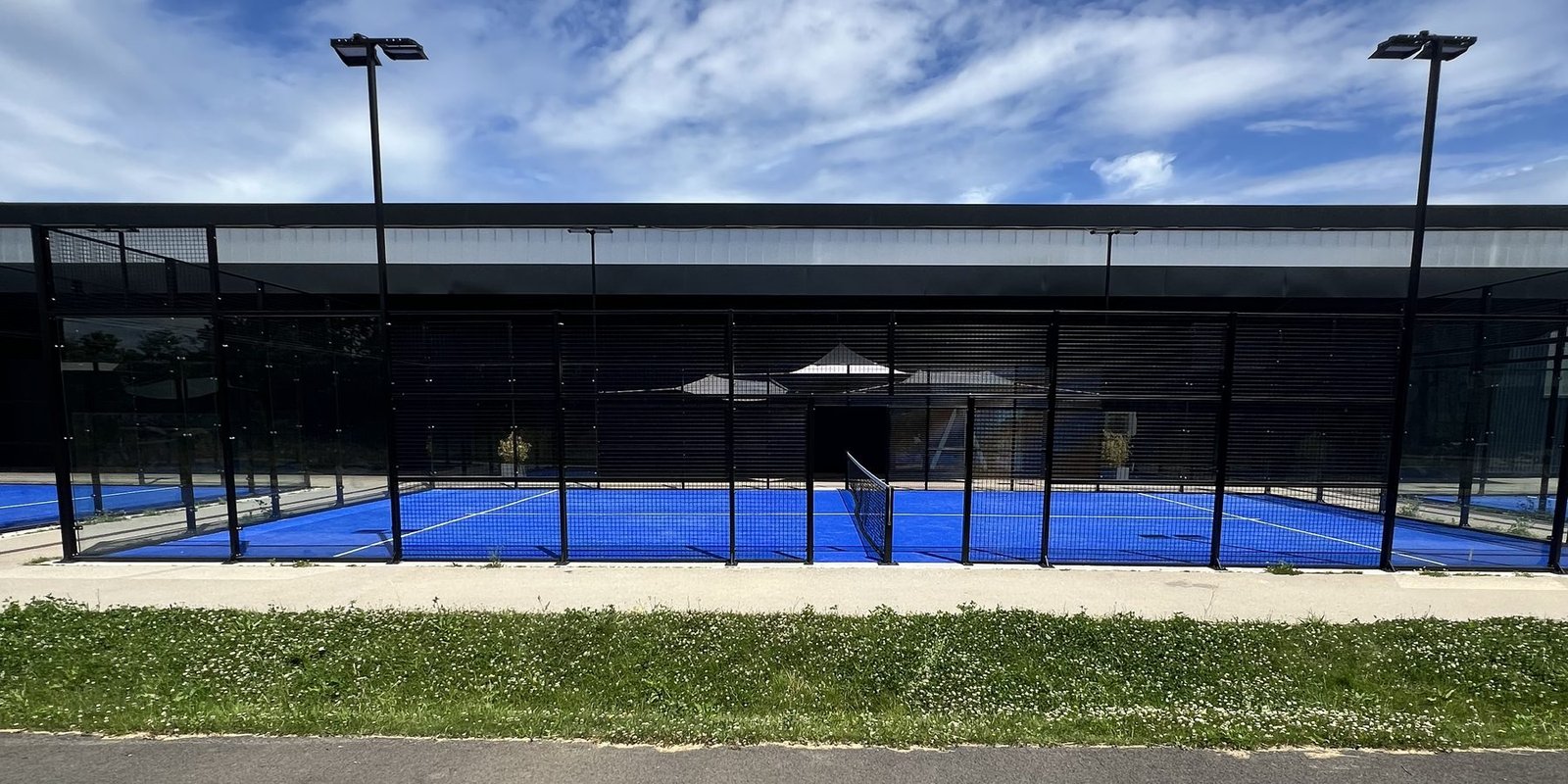 Terrain de padel panoramique installé en extérieur
