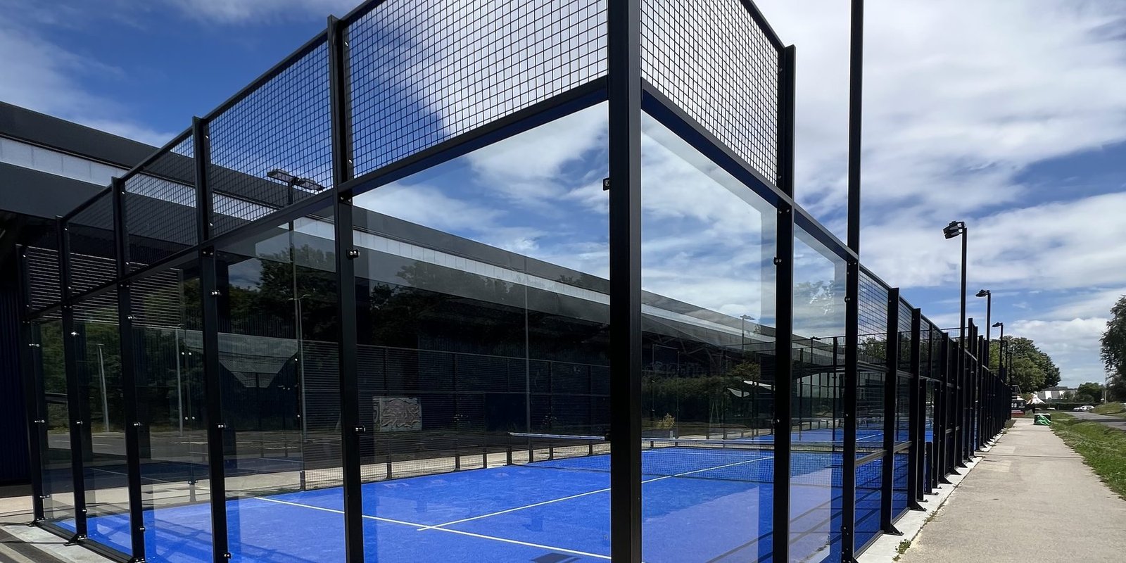 Angle d’un terrain de padel : ossature acier galvanisé et verre trempé 12 mm