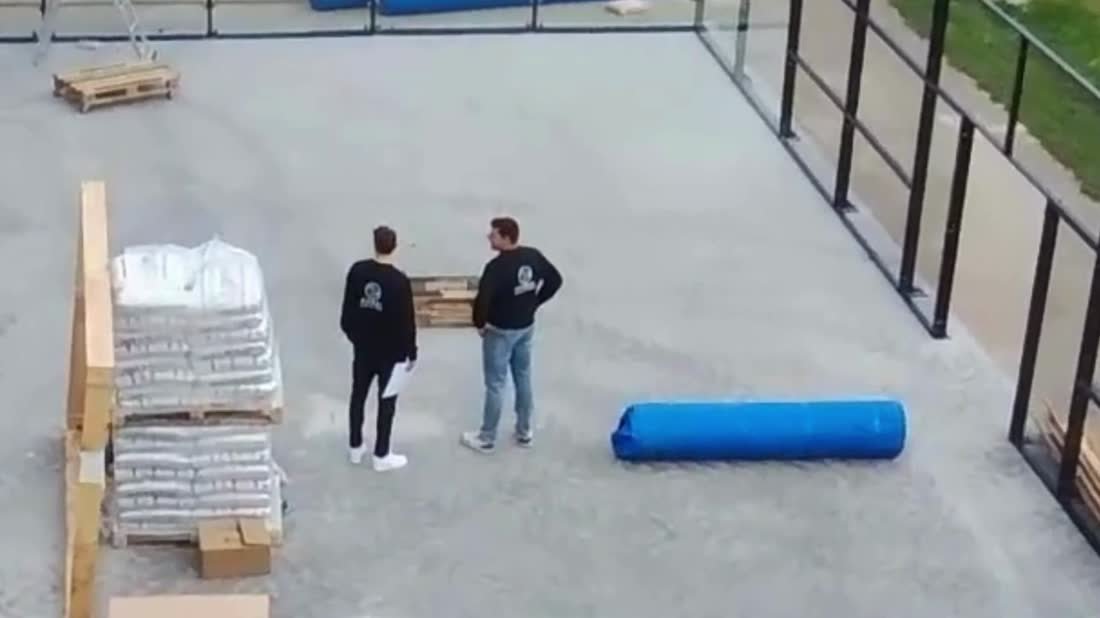 Montage de la structure d’un terrain de padel sur dalle béton