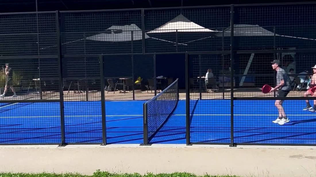 Complexe extérieur de terrains de padel en service, éclairage sur mâts