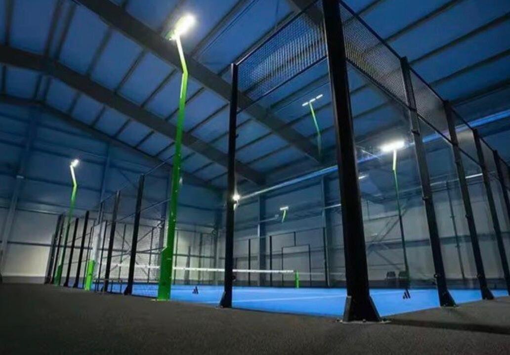 Terrain de padel en salle avec éclairage LED 200 W IP65 sur mâts